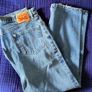 Levi Strauss & Co. 550 medium wash relaxed fit blue jean size 36W/32L